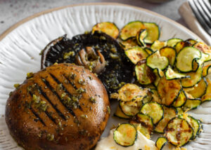portabello-steaks-zucchini-chips-garlic-aioli-samfa